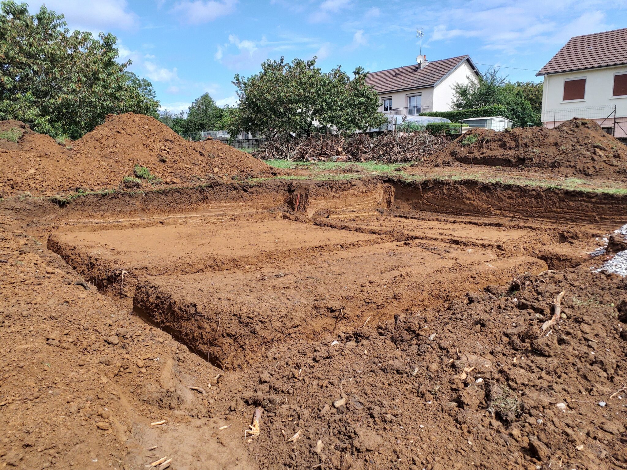 Vue extérieure de notre démarrage chantier à Nolay : La première étape des fondations vous est montré.