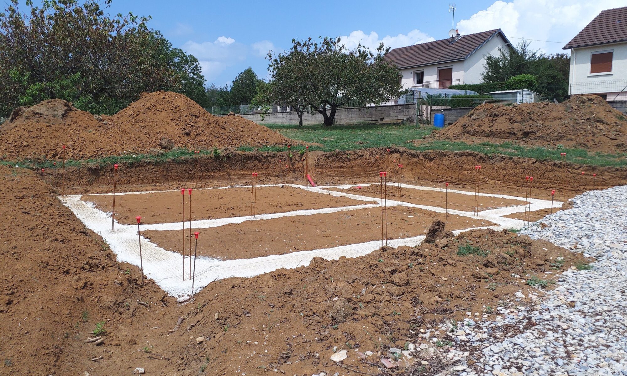 Vue extérieure de notre démarrage chantier à Nolay : La deuxième étape des fondations vous est montré.