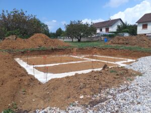 Vue extérieure de notre démarrage chantier à Nolay : La deuxième étape des fondations vous est montré.