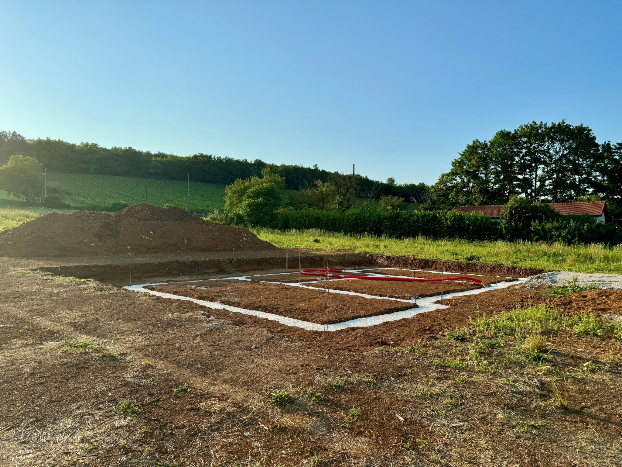 Découvrez l'ouverture du chantier à Fontaines ! Etape des fondations.