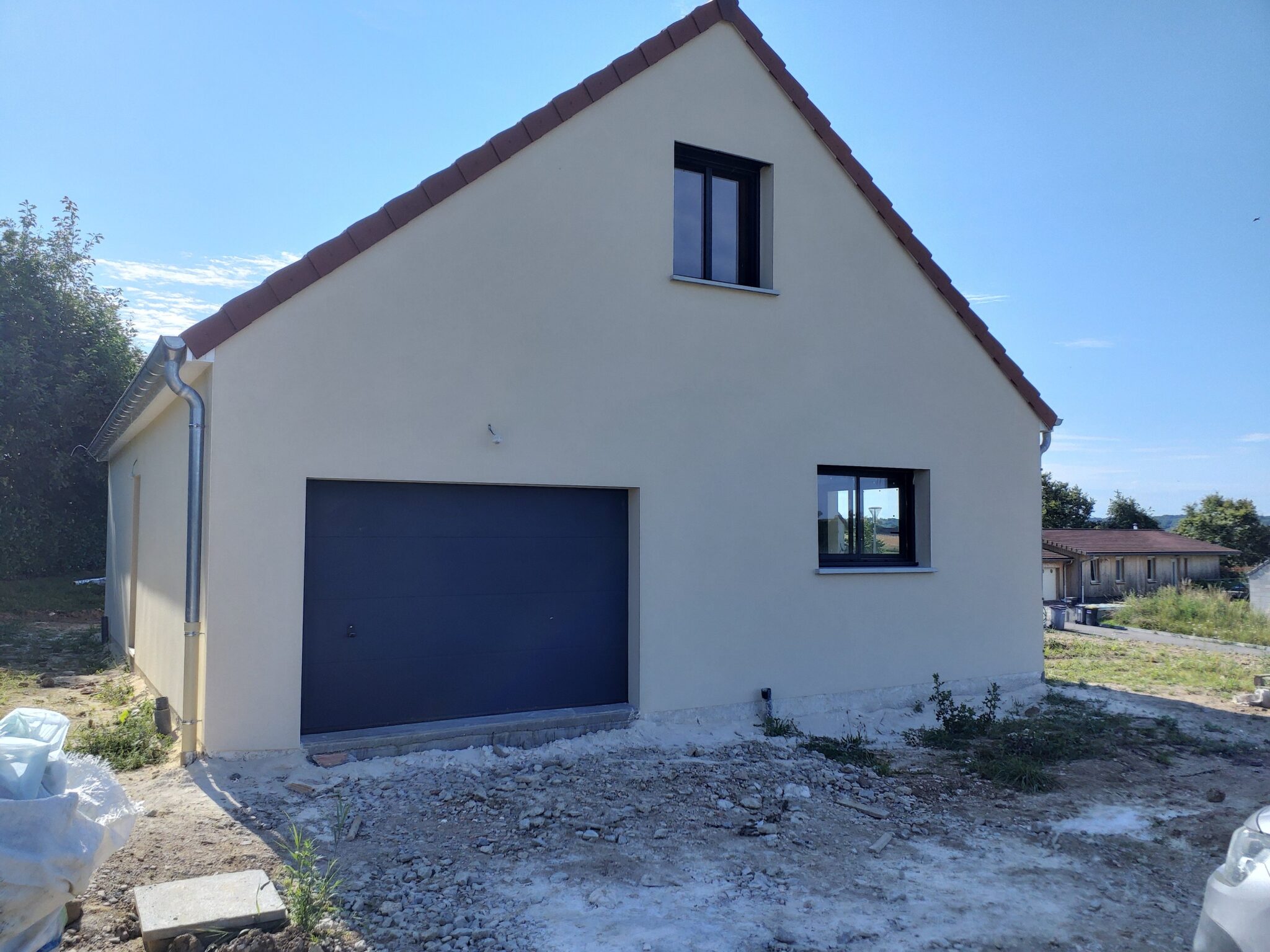 Livraison à Thury, photo du côté de la maison pour une vue du garage