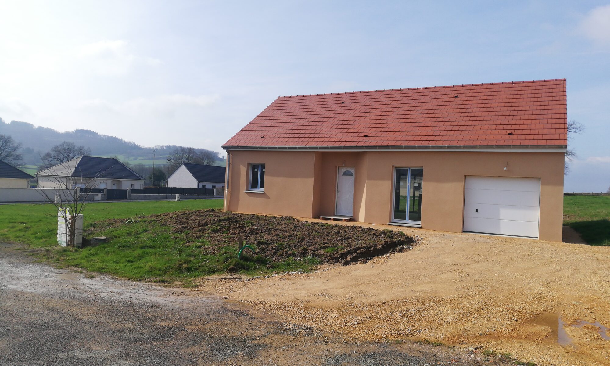 Vue extérieure de notre dernière réception de chantier à Mesvres : une maison moderne alliant confort et élégance. Découvrez notre savoir-faire en construction de qualité sur mesure.