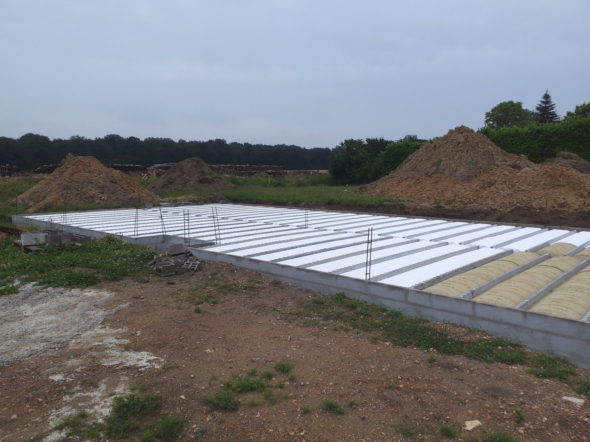 Vue extérieure de notre démarrage chantier à Saint-Germain-les-Buxy : La troisième étape des fondations vous est montré.