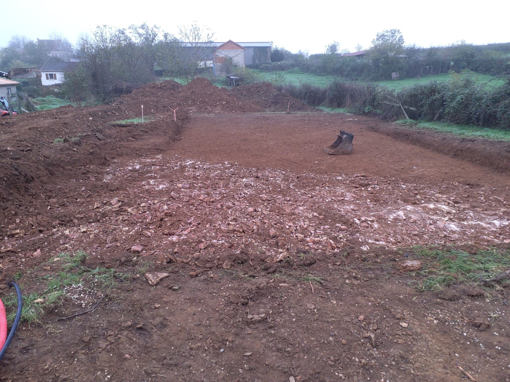 Vue extérieure de notre démarrage chantier à Massilly : La première étape des fondations vous est montré.