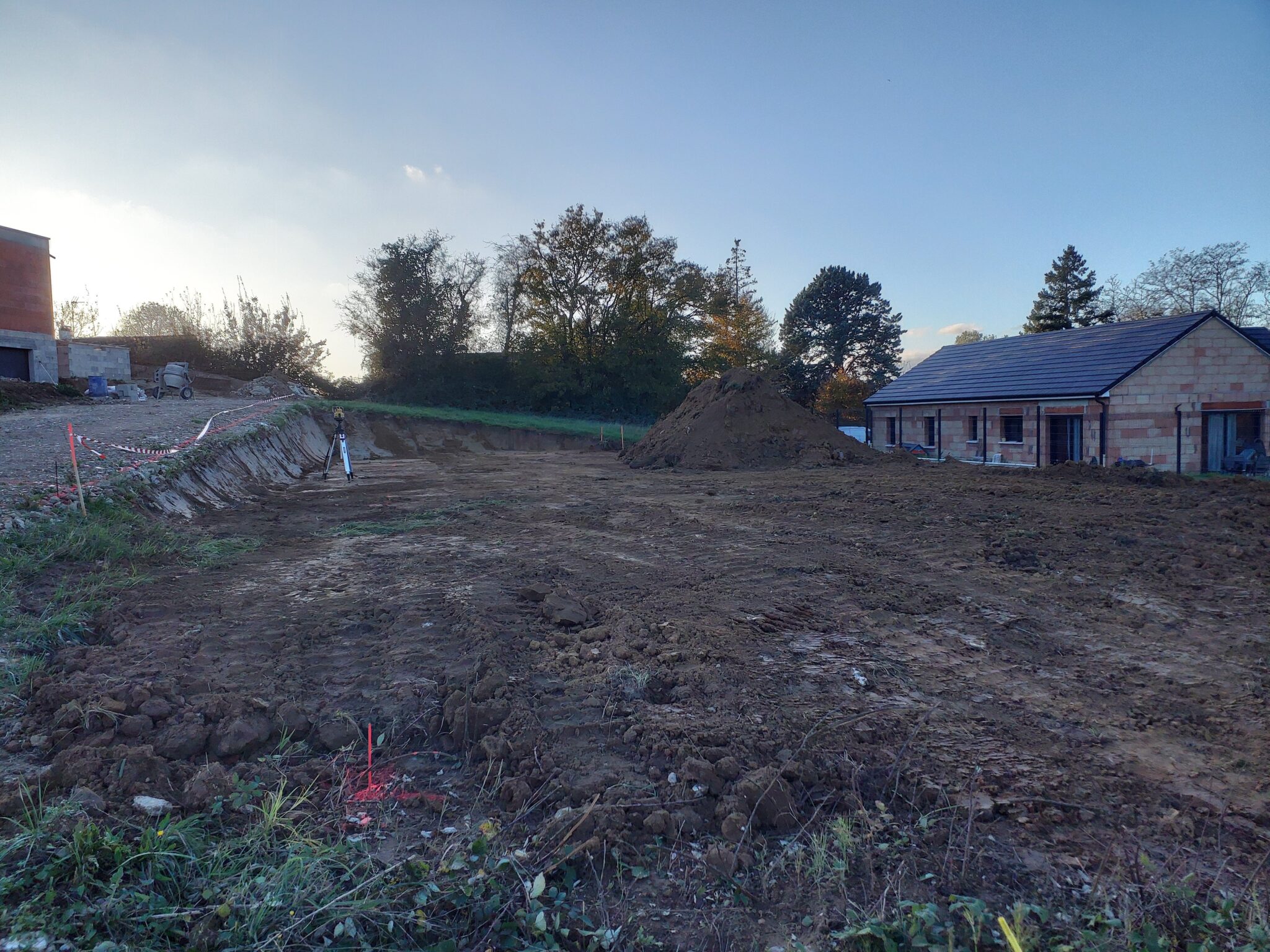 Lancement des travaux à Châtenoy-en-Bresse ! Retrouvez les prises de côtes et les premières étapes effectuées.