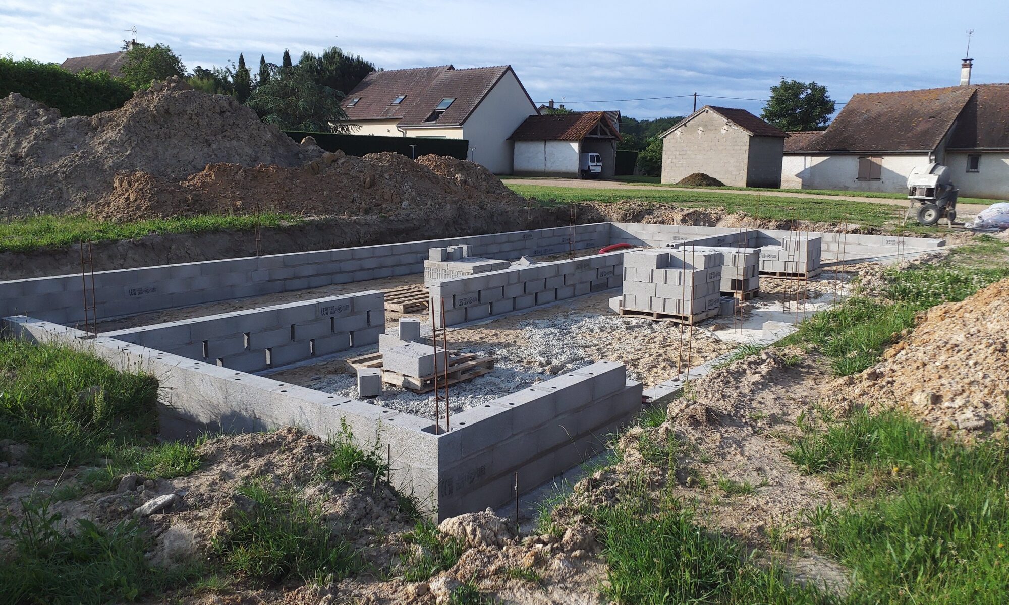 Vue extérieure de notre démarrage chantier à Saint-Germain-les-Buxy : La deuxième étape des fondations vous est montré.